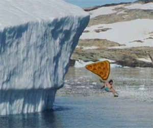 Scivolare su un iceberg enorme in costume su una pizza gigante