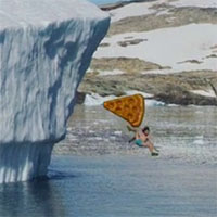 Scivolare su un iceberg enorme in costume su una pizza gigante