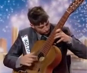 Inizia a suonare una chitarra, dopo pochi secondi restano tutti allibiti