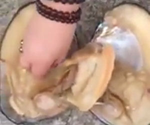 Una donna apre un mollusco, ciò che trova dentro è davvero incredibile