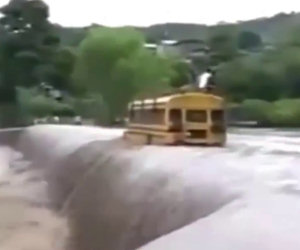Scuolabus attraversa un'inondazione