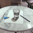 C'è un bicchiere sul tavolo, ma si tratta di un fantastico disegno!
