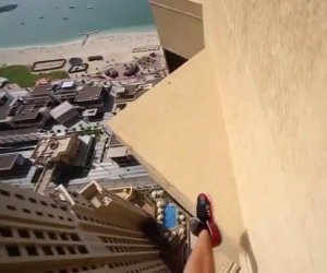 Un ragazzo sfida la morte saltando sul bordo di un grattacielo