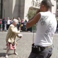 Una signora si ferma di fronte un artista di strada e inizia a ballare