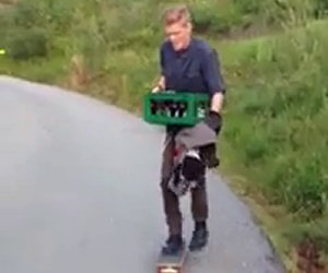 Skateboard con una cassa di birra