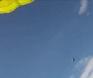 Skydiver sfiorato da un meteorite