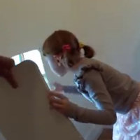 Un papà costruisce una stanza segreta per la figlia, ecco cosa contiene
