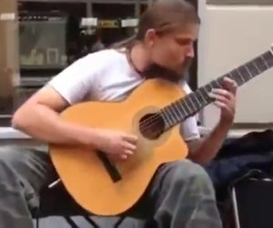 Sembra un artista di strada come tanti, ma suona la chitarra da Dio!