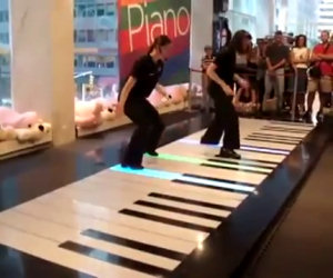 Suonano un pianoforte gigante, la loro esibizione fa urlare il pubblico