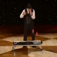 Un incredibile musicista-giocoliere suona con delle palline