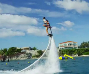 Hoverboard che vola sull'acqua