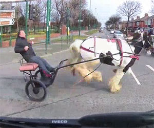 Nel frattempo, ecco cosa succede in un incrocio in Germania...