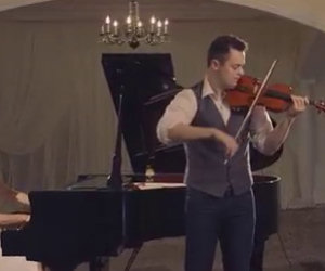 Trasformano un classico in modo spettacolare con violino e piano