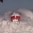 I binari sono coperti di neve, l'arrivo del treno è uno spettacolo