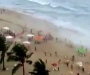 Una tromba d'aria colpisce una spiaggia affollata brasiliana