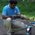 Pilota un drone in mezzo al bosco, la sua abilità è impressionante