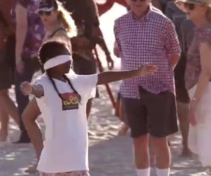 Una donna chiede abbracci in spiaggia, ecco la reazione della gente