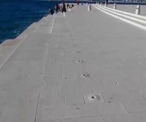 Questo incredibile pontile suona con le onde del mare