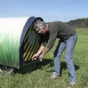 Un uomo dice di vivere dentro questo camper, l'interno è incredibile!