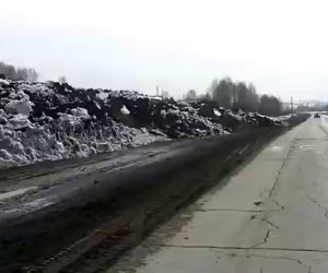 Un enorme ammasso di terra e neve avanza lentamente sulla strada