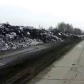 Un enorme ammasso di terra e neve avanza lentamente sulla strada