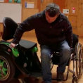 Sembra una normale sedia a rotelle ma è molto, molto speciale!