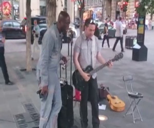 Musicista inizia a suonare per strada ma un artista famoso lo sorprende