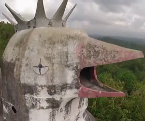 Una chiesa molto particolare scoperta in un bosco indonesiano