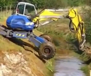 Uno scavatore attraversa il fiume