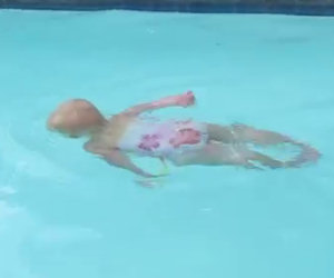 Bambina di 2 anni nuota perfettamente
