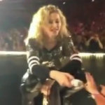 Madonna cade sul palco
