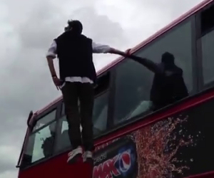 Uomo levita su un autobus a Londra