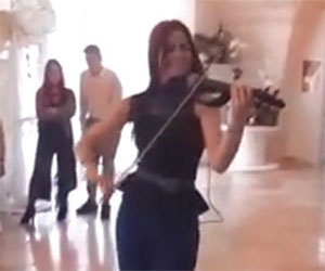 La violinista suona e balla Despacito: il video fa il giro del web