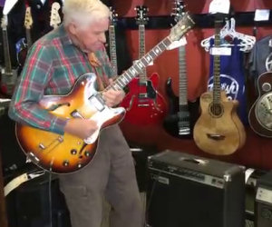 Nonno di 80 anni entra in un negozio di chitarre ed ecco cosa fa...