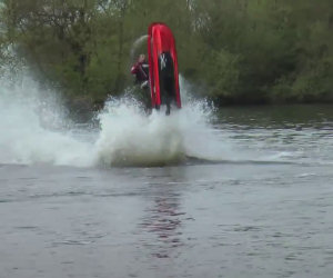 Fare acrobazie sulla moto d'acqua