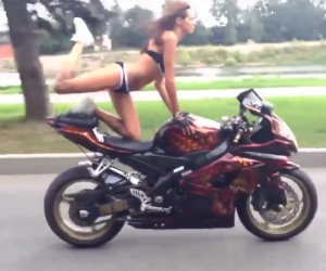 Ragazza fa acrobazie sulla moto