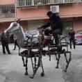 Un uomo cinese ha inventato un cavallo meccanico, e lo cavalca!