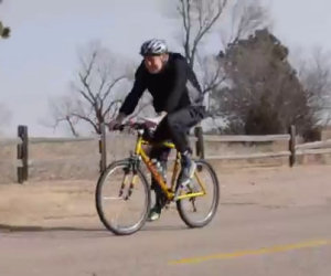 Andare in bicicletta controvento