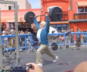 Un anziano si intrufola in una palestra ed umilia chi lo prende in giro