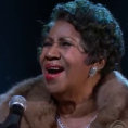 A 73 anni Aretha Franklin si siede al pianoforte ed emoziona tutti