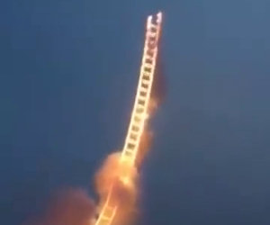 Artista crea una scala verso il cielo usando i fuochi d'artificio