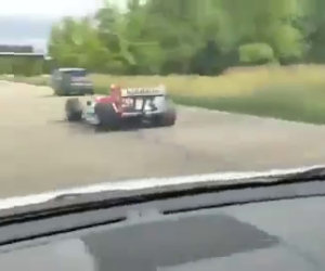 Auto di F1 sorpassa in autostrada