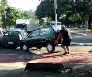 Trova un'auto sulla pista ciclabile, ecco la soluzione del ciclista