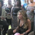 Beyoncé canta per i bimbi in un ospedale. Una performance stupenda