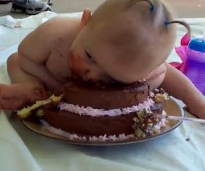 Bimba alle prese con la torta