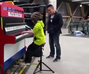 Una bimba suona il pianoforte in metro e stupisce tutti