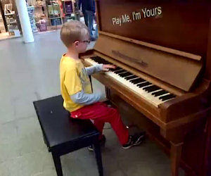 Un bimbo di 8 anni suona Chopin senza aver mai preso lezioni