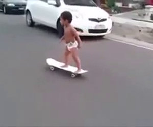 Bimbo di 2 anni va sullo skateboard