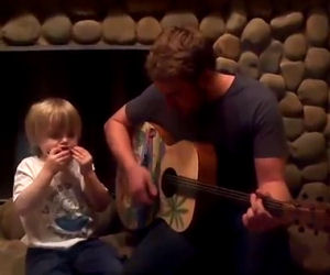 Papà e figlio di 3 anni duettano cantando un pezzo dei Beatles