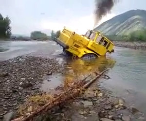 Camion sfugge dal fiume